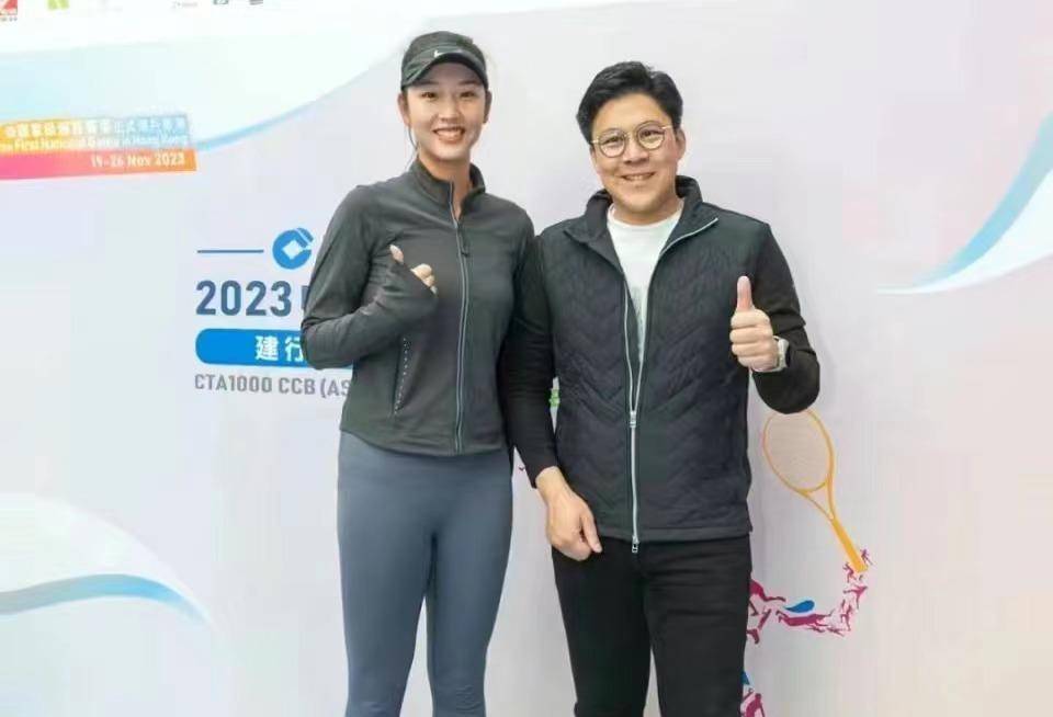 霍启刚与女子球手热聊,碰到对方私人部位,女方肤白貌美身材时尚_曹雅