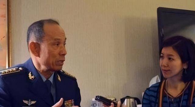 林贤顺:驾机起义回大陆,躲过12架战机追击,与美女主持人结婚_台湾