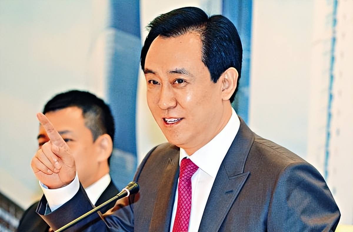 许家印两套别墅也没了,刘銮雄却心情大好,带着甘比去看演唱会_香港