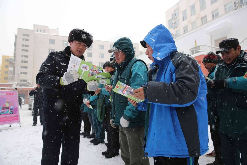 哈尔滨交警2100余人次雪中保路畅_道路_交通_处置