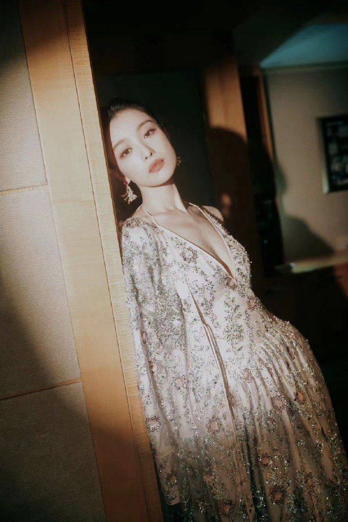 倪妮溜肩含胸驼背,裙子被吐槽像散开的毛肚_造型_礼服_花卉