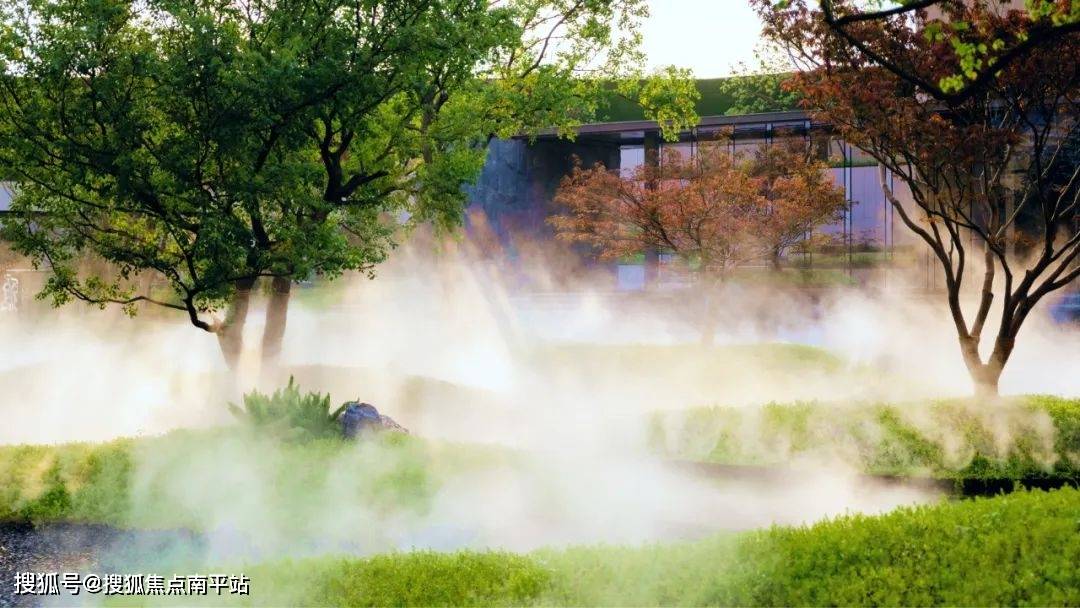 隐于麓山余脉(约2000亩狮峰山森林公园),与江水,古寺,书院,自然和谐相