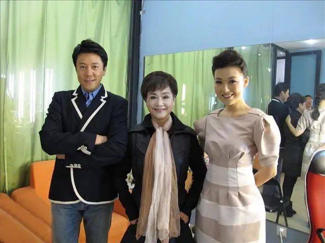 李谷一在雪地里合影,不戴假发自然老多好,身材走样但穿衣简约晚年也很