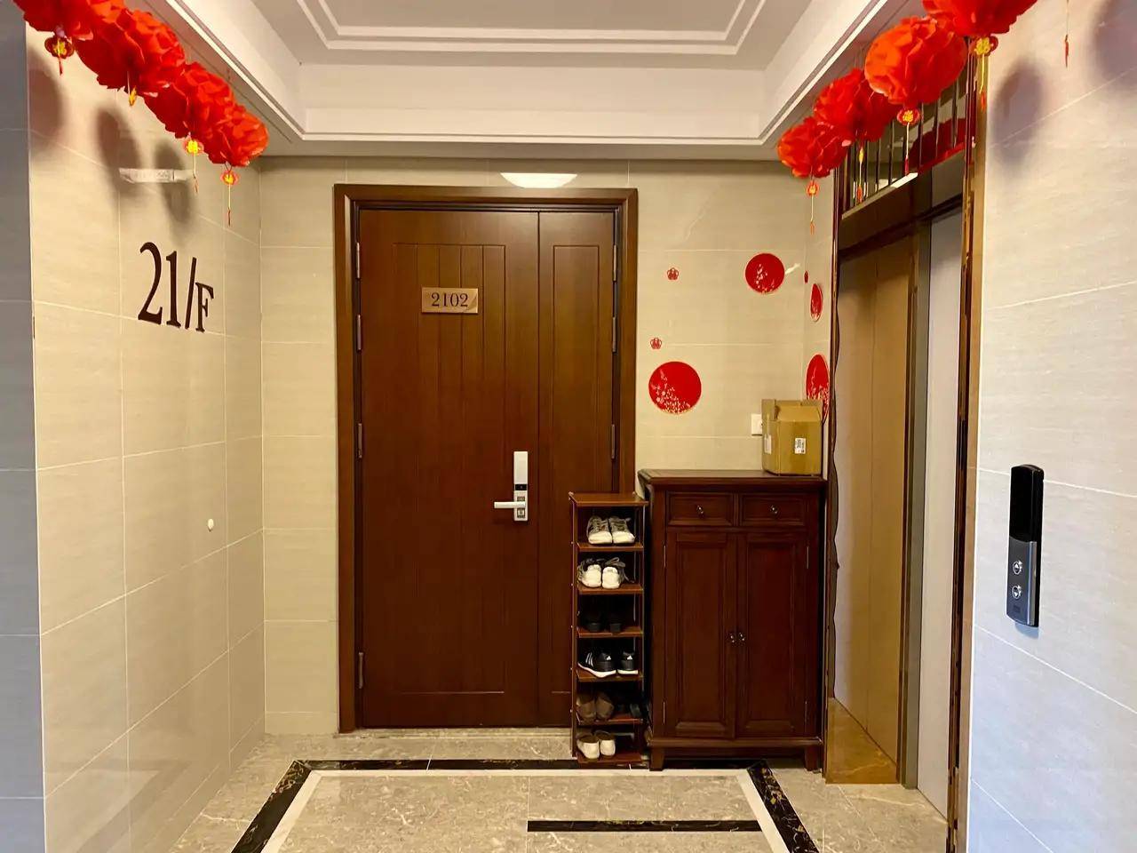 楼梯放柜子同时想说,很多人在楼道加装防盗门,后期又不得不拆除,因为