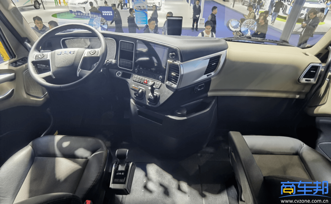 由于长头卡车没有发动机占据驾驶室下方空间,车辆驾驶舱内地板可以
