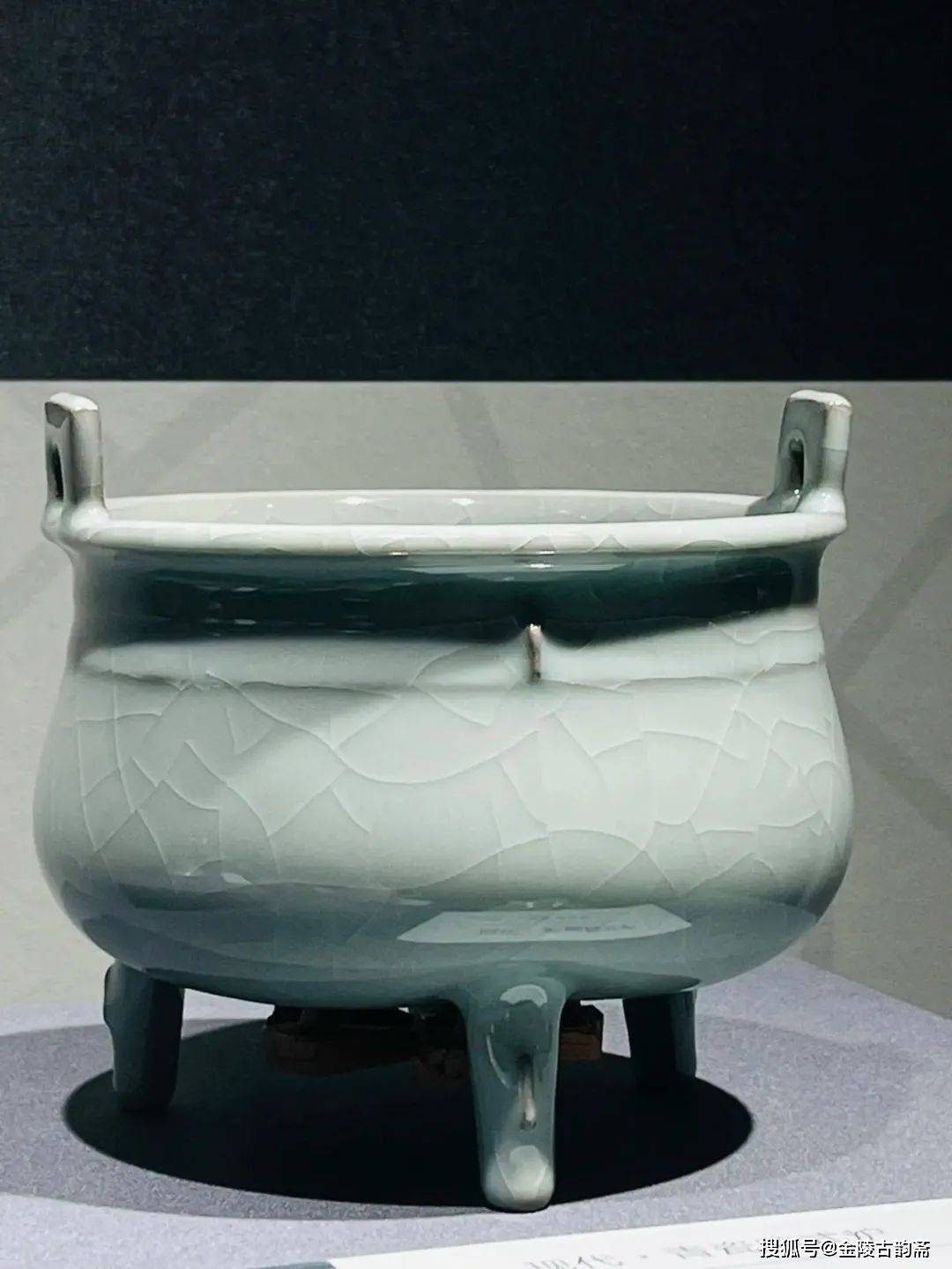 南宋修内司官窑青瓷直颈瓶(穿带瓶)惊现杭州南宋官窑博物馆_展览_工艺