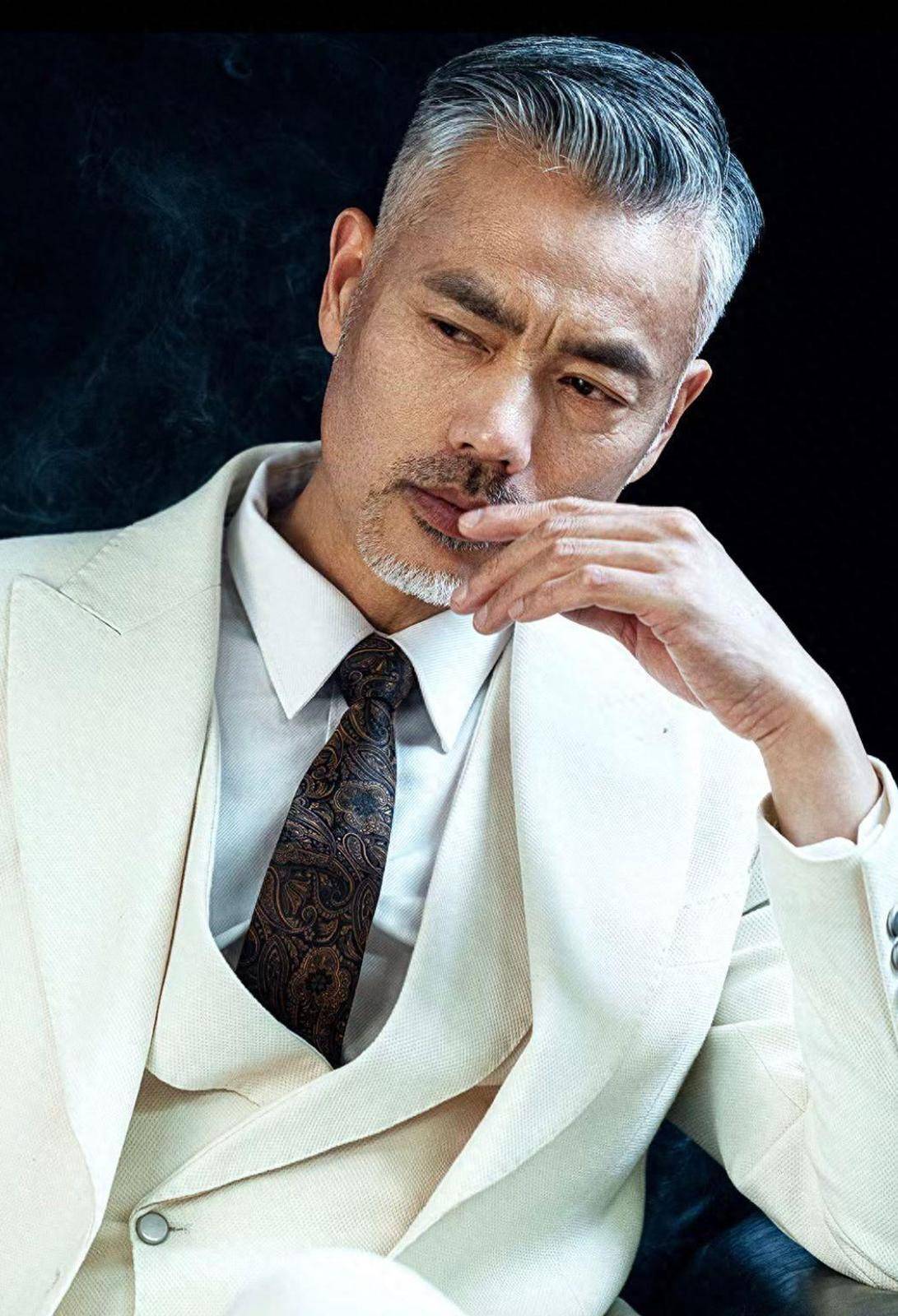 短发,前额裸露第二,换这三种发型,减龄更有型当然,并不是所有的老男人