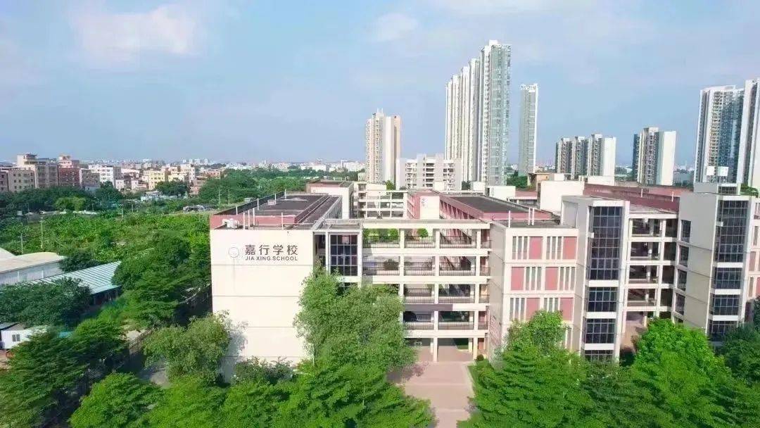 嘉行学校实拍图此外,项目周边还汇聚有广雅中学,黄冈中学等,护航孩子