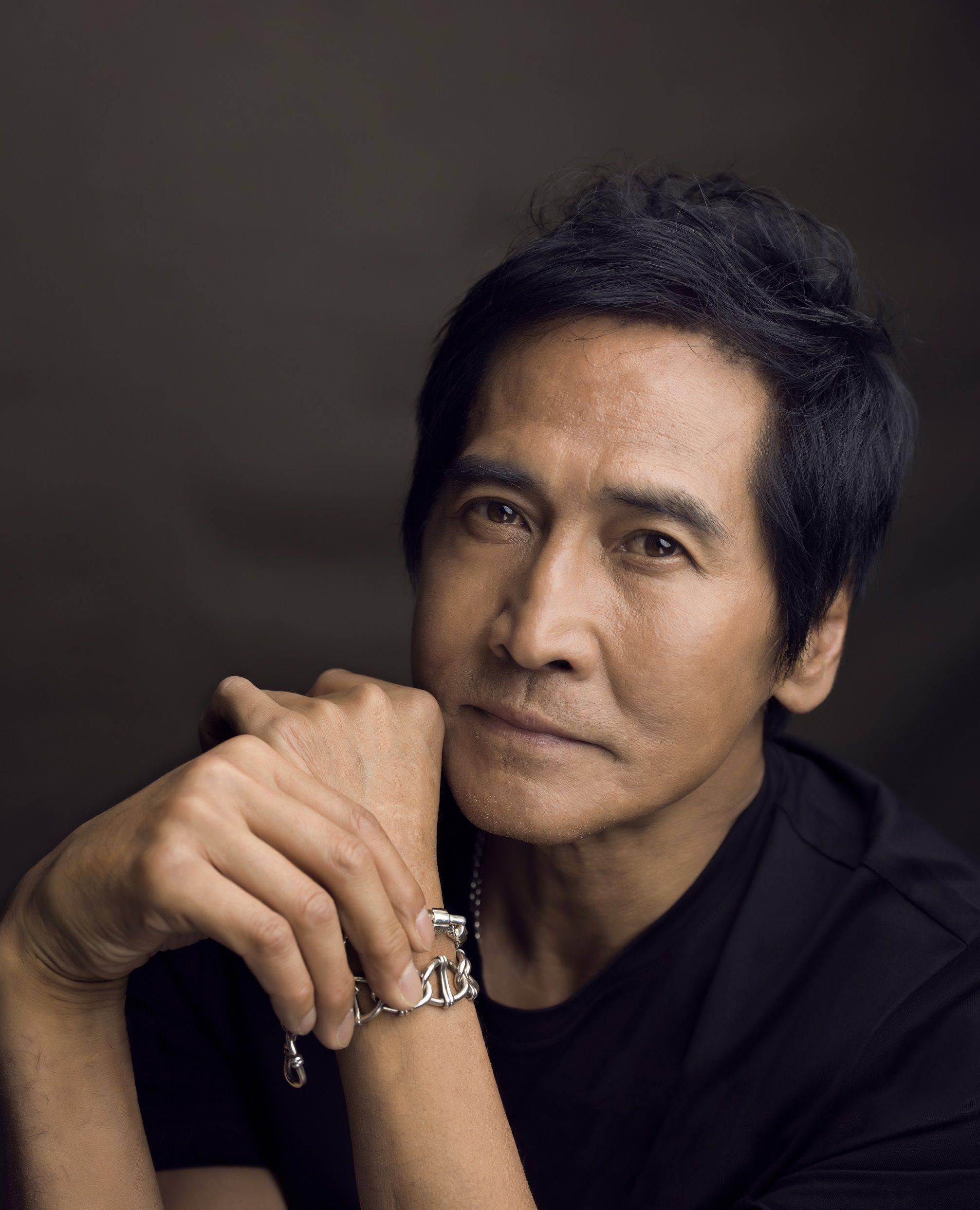 原创63岁齐秦开演唱会,撞脸赵本山,脸瘪了被曝戴假牙,肚腩吸睛_音乐