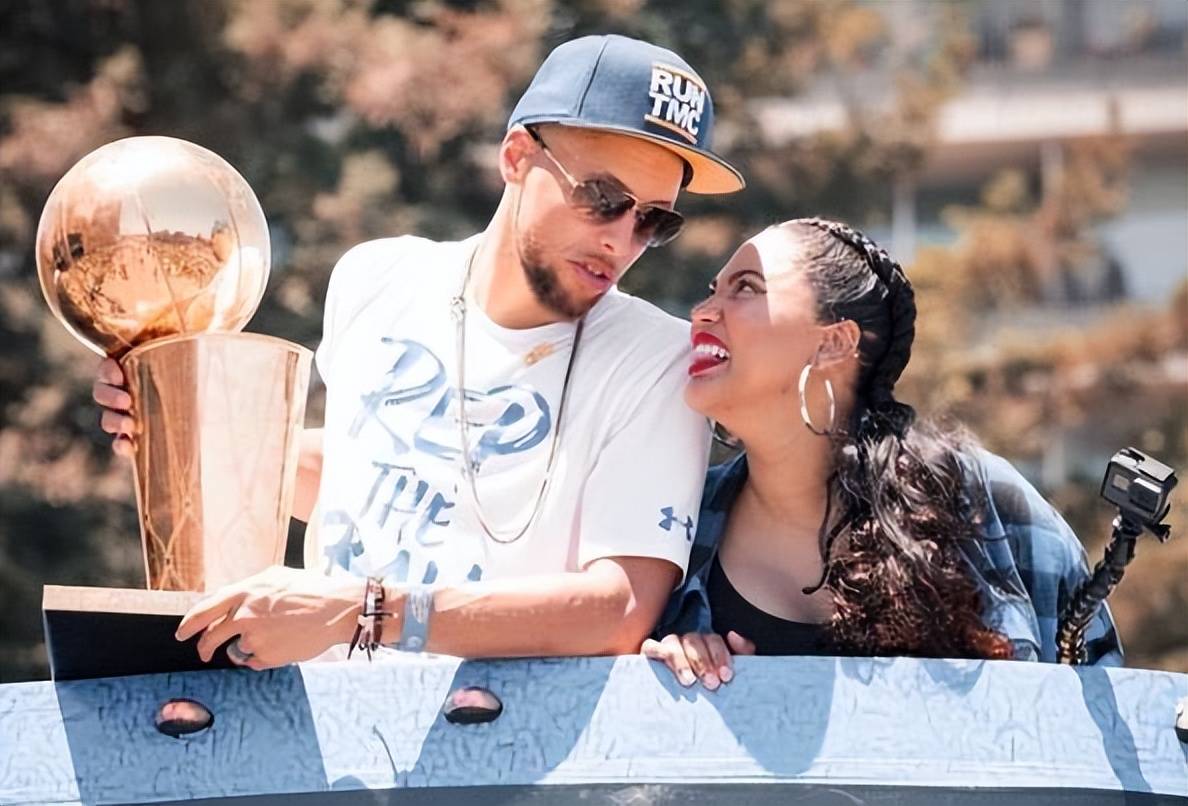 库里一家五口合影罕见曝光!娇妻阿耶莎一身黄色连体裙韵味十足!