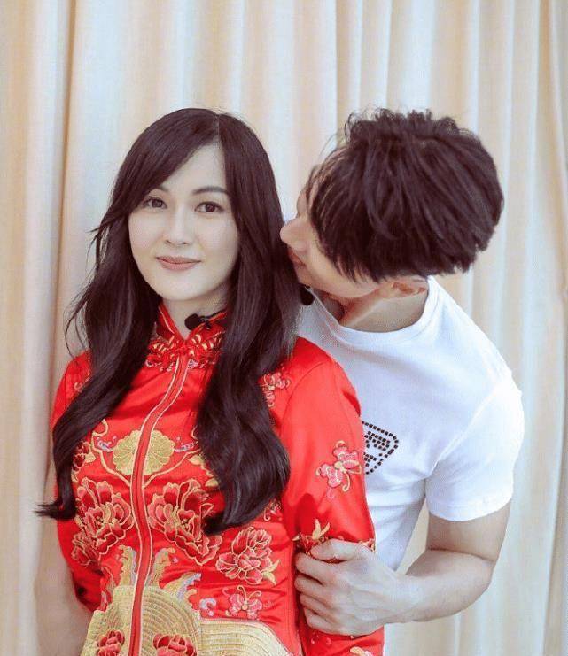 当他结婚生子的消息第一次被曝光时,很多女粉丝都大失所望.