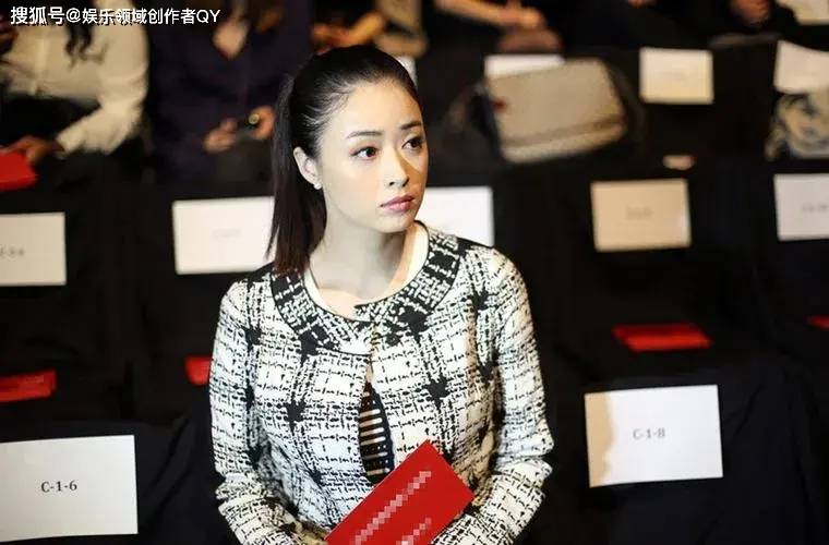 在照片中,我们可以看到蒋欣的脸颊明显瘦了一圈,虽然身材依然匀称,但