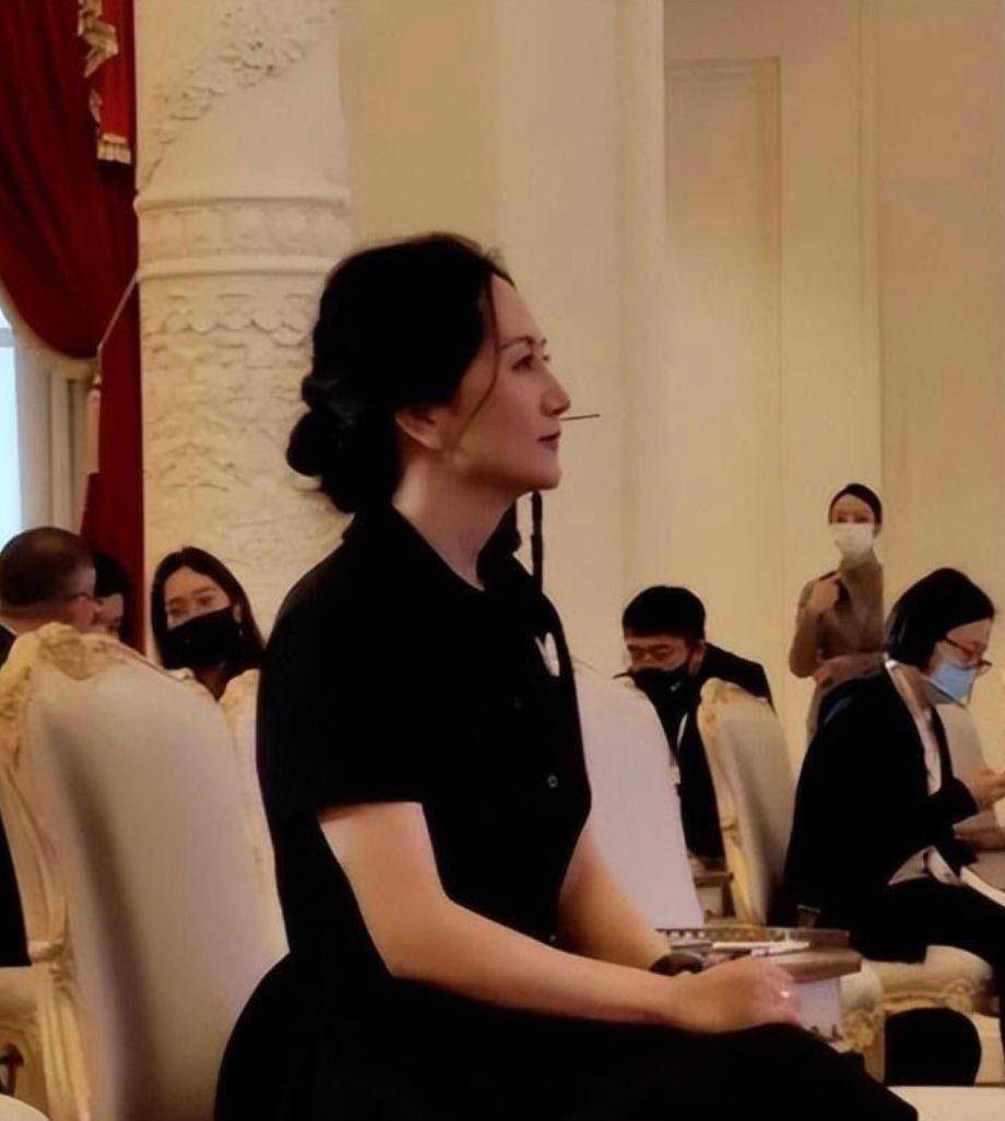 51岁孟晚舟亲身示范:发盘起,裙收腰,色不过三,美得优雅高级_裙子_腰部