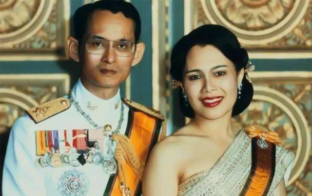 泰王普密蓬正被国内公务缠身,且已经患有抑郁症,因而才使得诗丽吉出轨