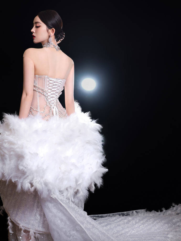 指南 古力娜扎最新活动造型惊艳全场,妆造零瑕疵,宛如美神降临_身材