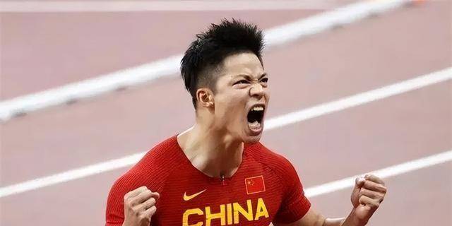 飞人苏炳添近况:为妻子庆生拍2人合体照,32岁娇妻靓丽如大学生_亚洲