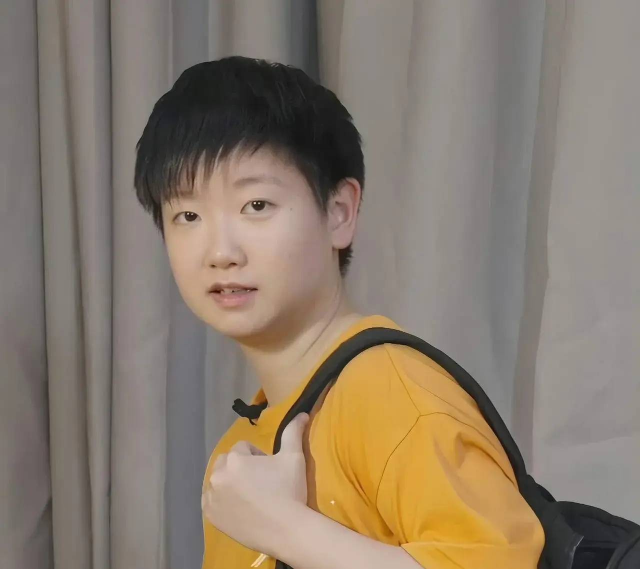 莎莎最新照片网上曝光的这组照片是莎莎代言李宁运动服系列.