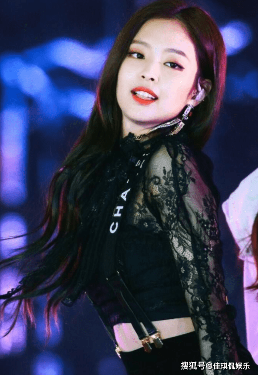 金珍妮对英国王眼神谄媚,因英国王授予lisa帝国勋章,表情做作引争议