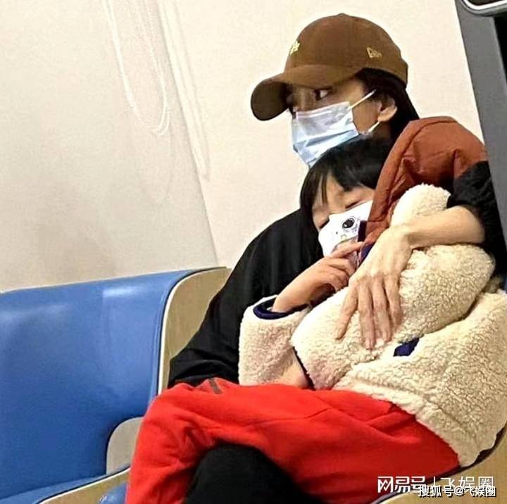 11月23日晚,杨颖抱儿子赶往医院.展现出了母爱的伟大_海绵_行动_母亲