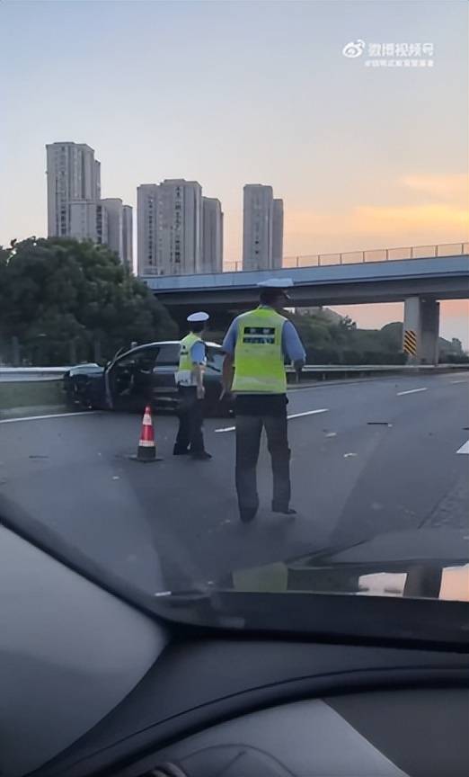 极氪式安全再上分：001怼进路边，车主安然无恙_搜狐汽车_搜狐网