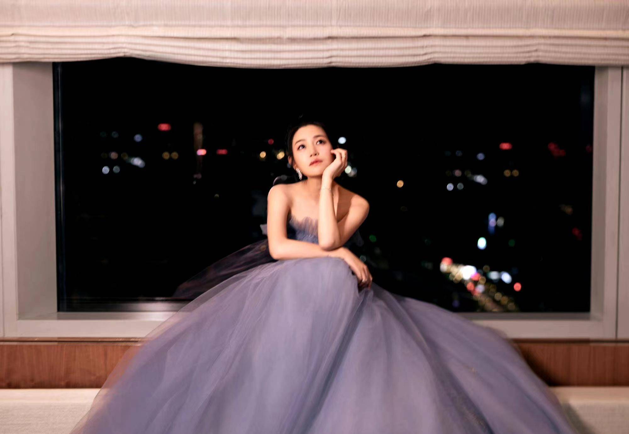 长春电影节开幕式陈妍希登台献唱,身穿薄纱裙,优雅又减龄_显得_身材