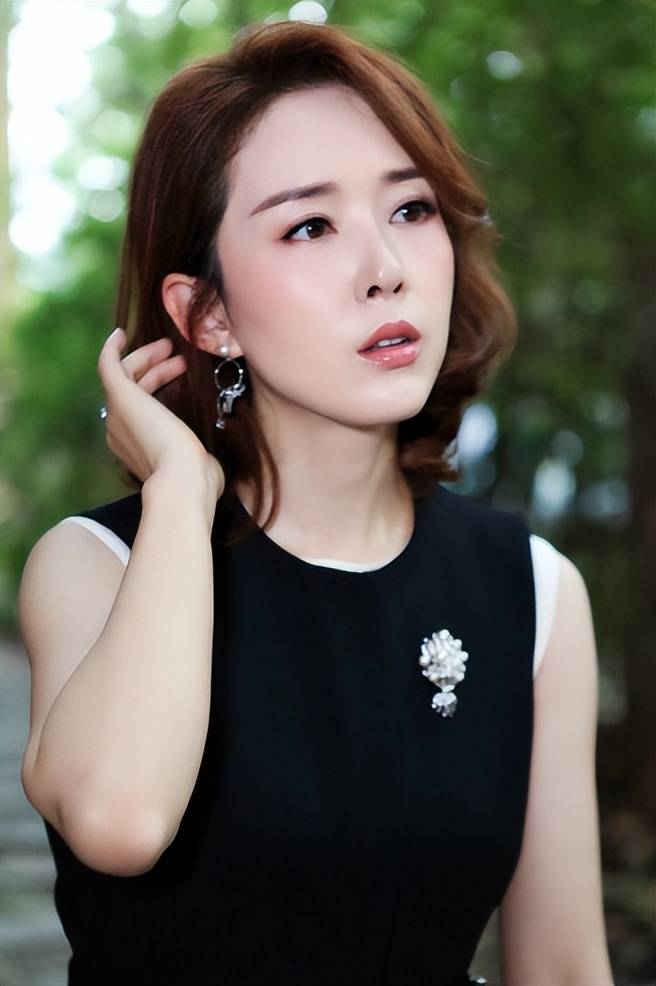 演员颜丹晨:嫁小4岁同行,44岁高龄生子,如今幸福美满_表演_艺术_梦想