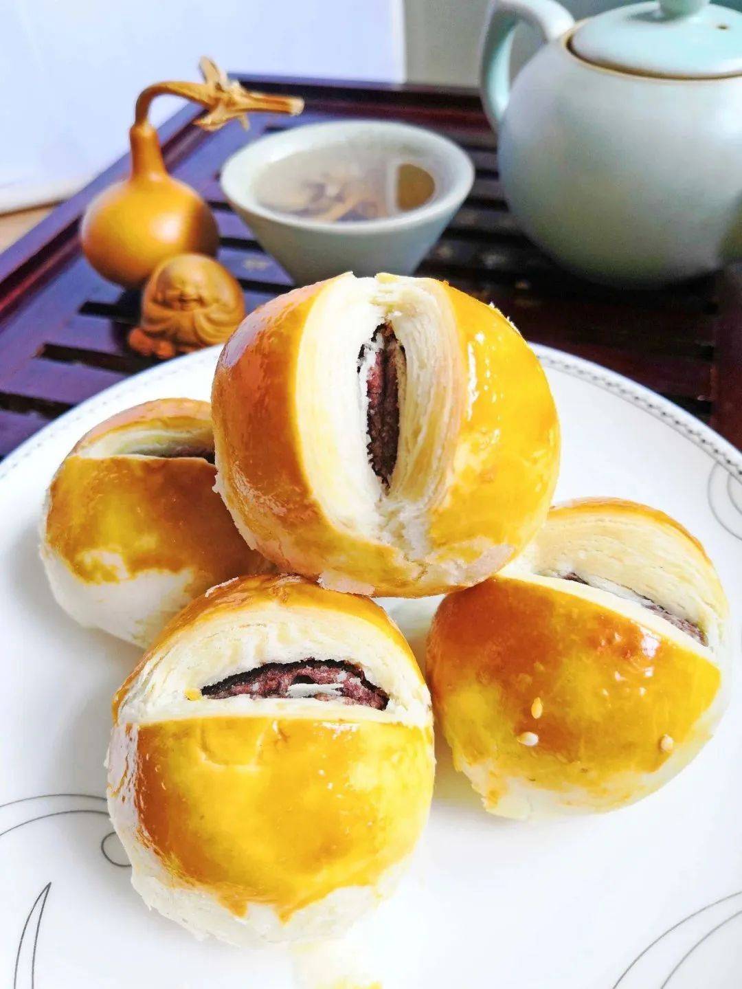 人气爆棚的蛋黄酥,金黄的酥皮点缀着白芝麻,泛起油亮的光泽,绵密的