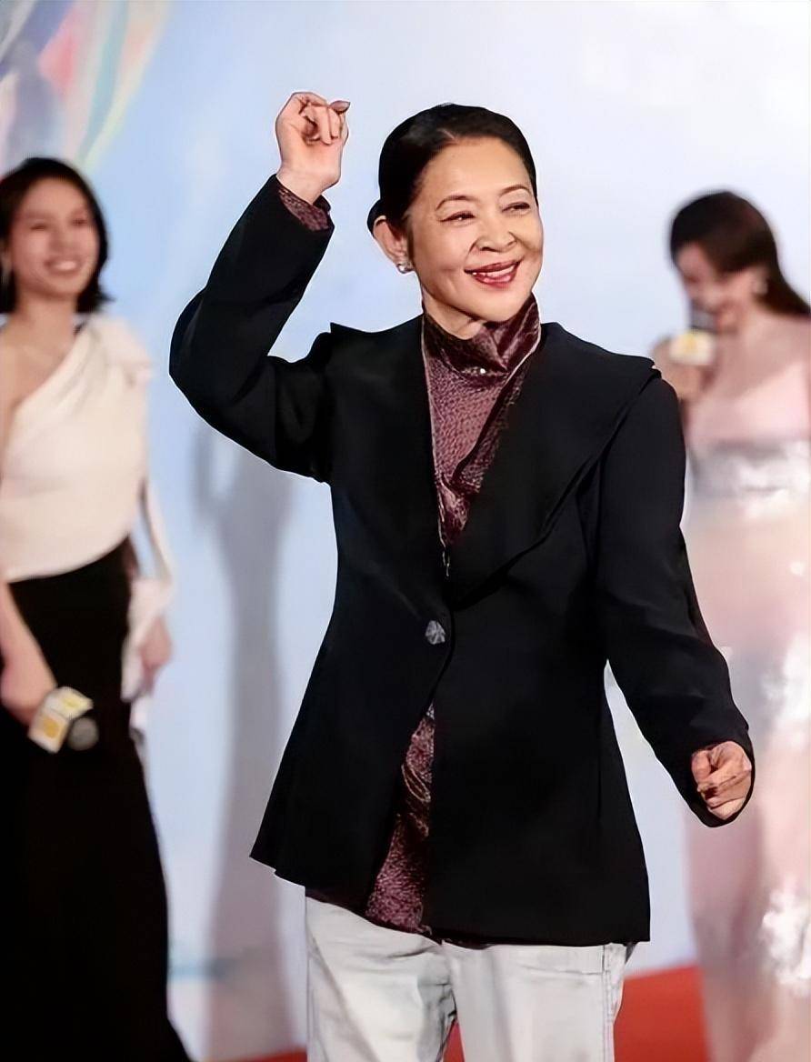 64岁倪萍同框68岁奚美娟,只差4岁,一个优雅奶奶,一个气质姐姐_材质_的