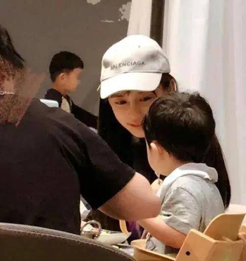 带小海绵深夜看急诊,神色憔悴抱儿子不撒手_黄晓明_孩子_宝宝