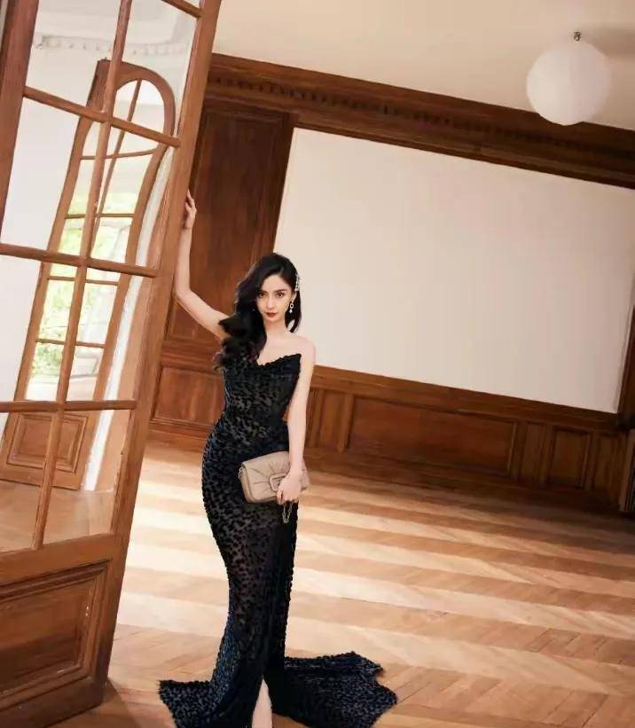 angelababy在巴黎的造型再次惊艳全场,黑色礼服展现出现代优雅_时尚
