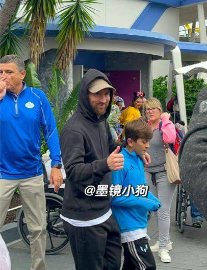 梅西带保镖去迪士尼被偶遇,36岁皱纹变多,8岁儿子有肚腩吃手指_家庭