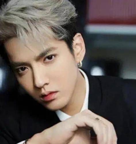 吴亦凡,英文名kris,1990年11月6日出生于于广东省广州市.