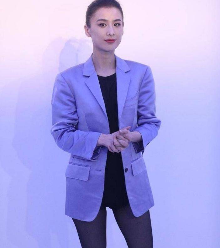 黄圣依越来越有气质了,黑色丝袜搭配艳蓝色西服秒变女王!