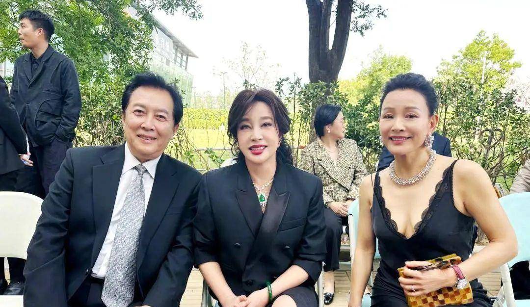 刘晓庆在老公面前毫不伪装,摘假发直接素颜,是普通奶奶也有气质_时尚