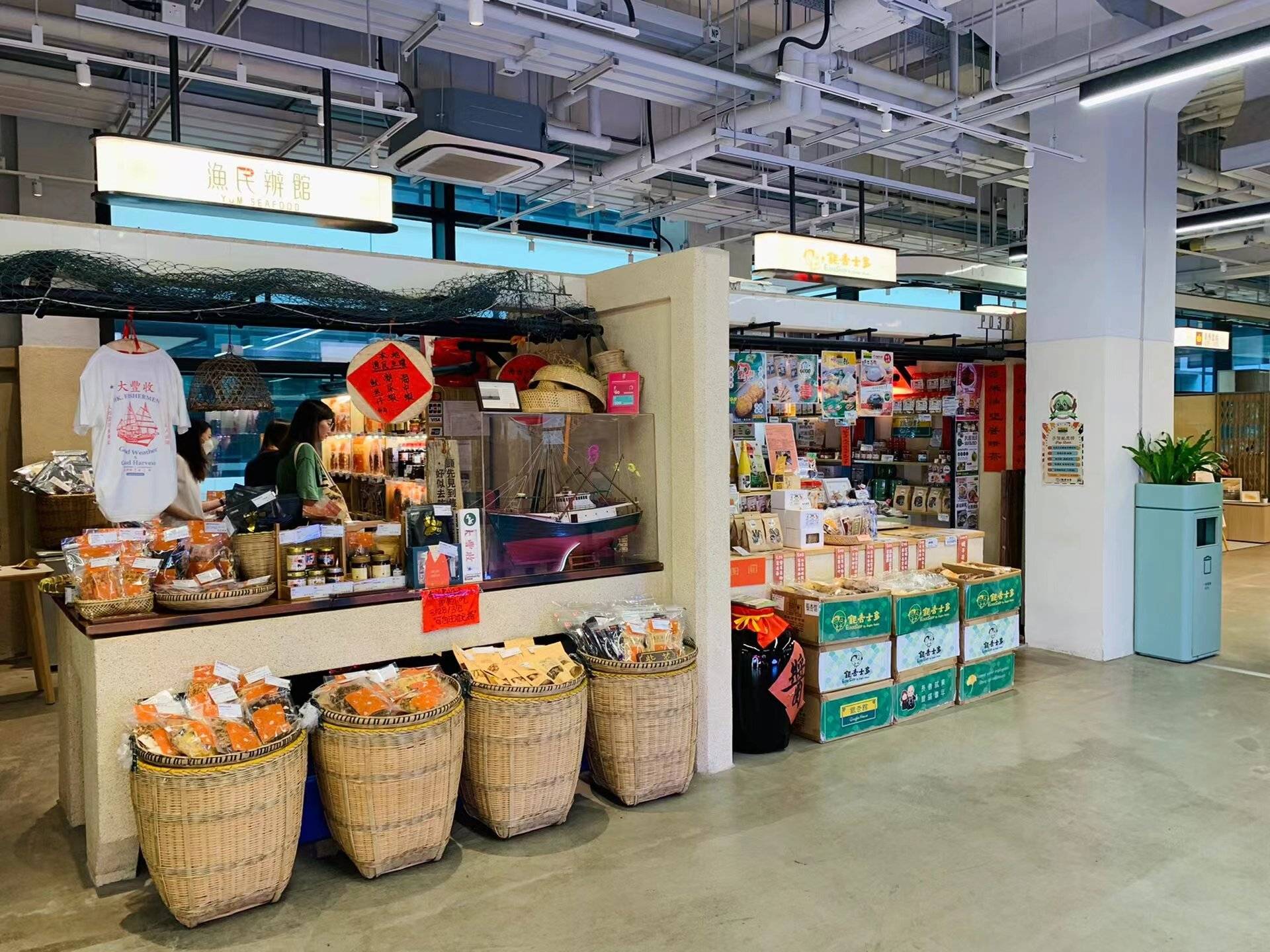 本土特色的香水,国外意大利特产的开心果等,另一边是mini版小吃档口