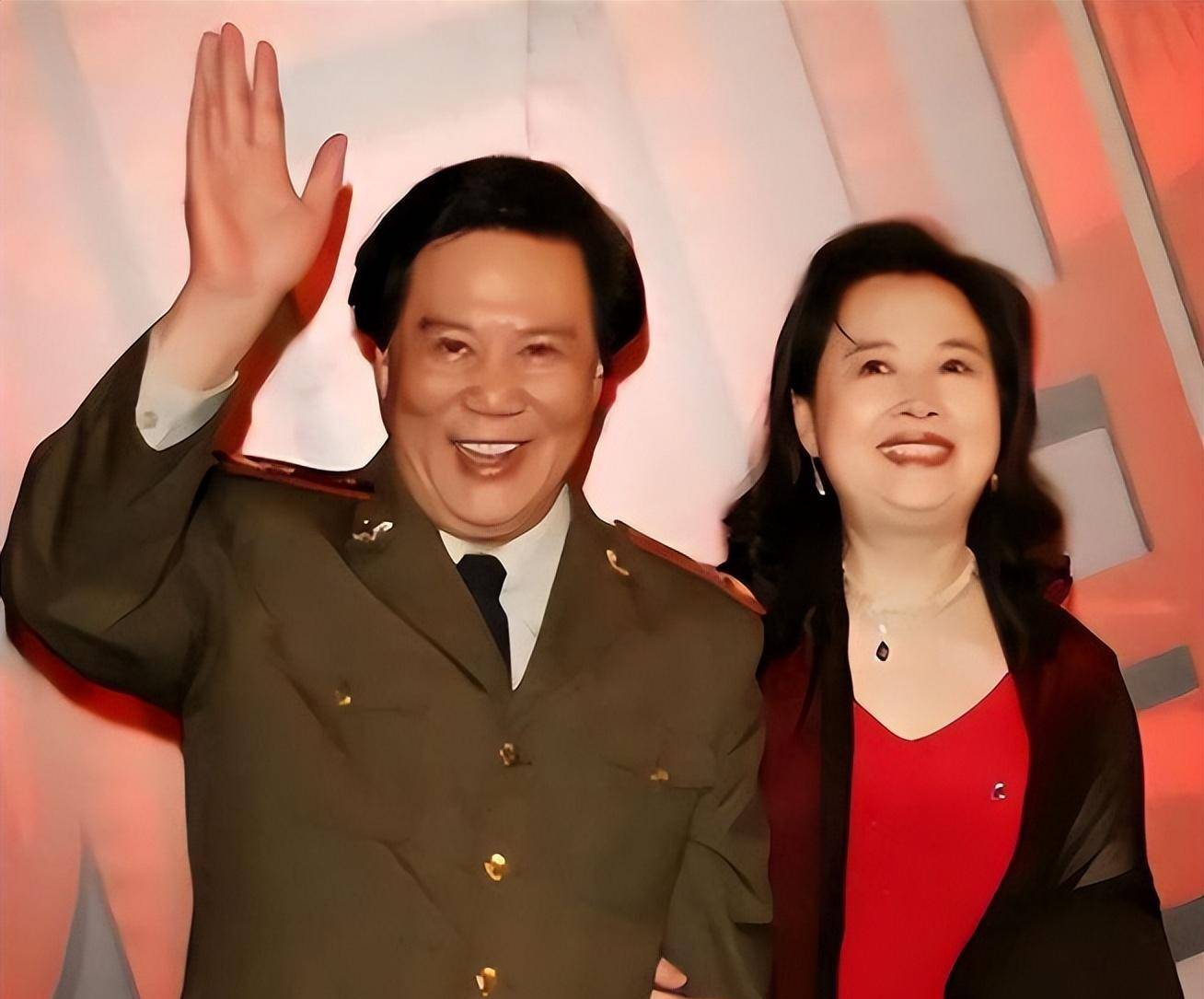 90年代,演员古月与妻儿合影,一家三口面对镜头,露出幸福的微笑_张燕