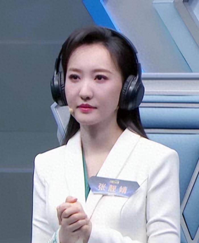 女主持惊艳到了,好身材遮不住,一双"漫画腿"很吸睛_比赛_风格_宋雪迎