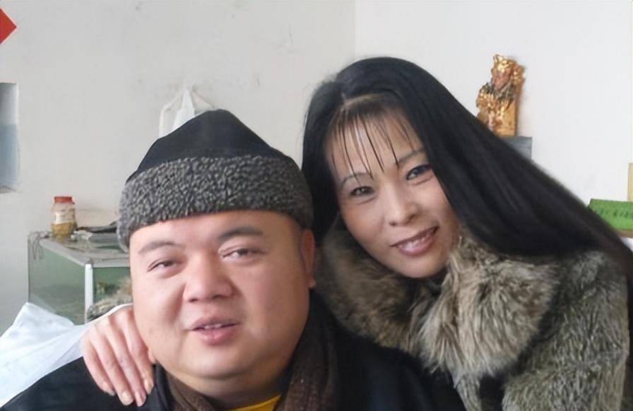 曾经是明星,如今成了街头小贩,这4位落魄演员,令人唏嘘不已_谢宁_生活