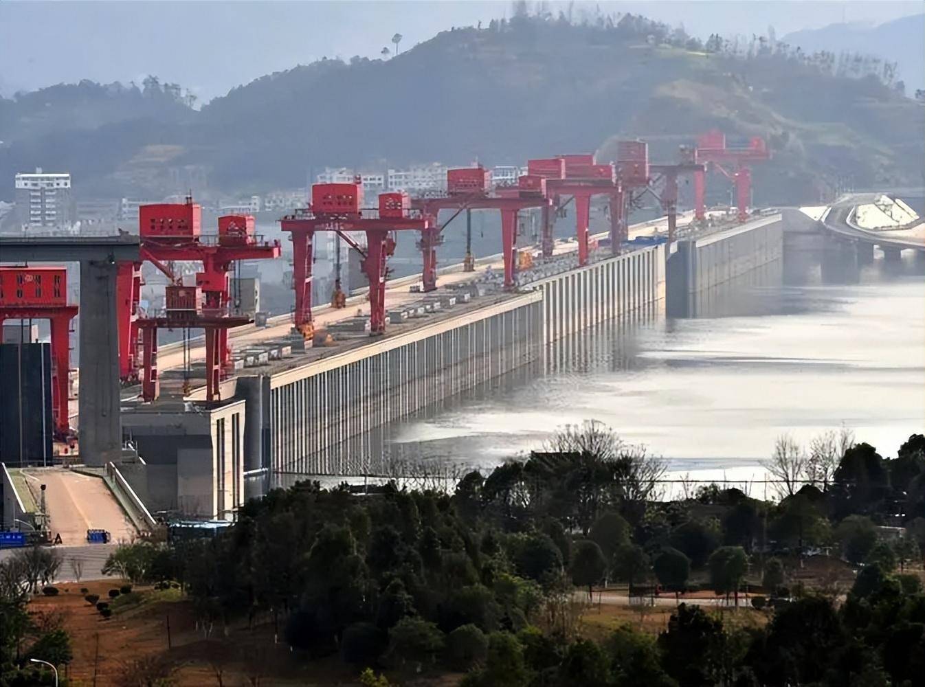 这些因为洪涝灾害受到的,直接或间接的经济损失,都已经超过了修建三峡