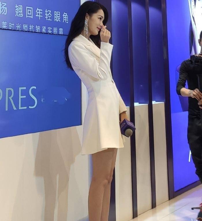 李沁越来越有想法了,肉色丝袜搭配制服连衣裙尽显女王风范!