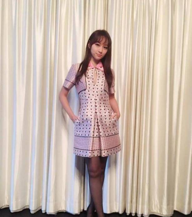 徐子珊终于打破少女路线,黑色丝袜搭配粉色连衣裙尽显少妇风姿!