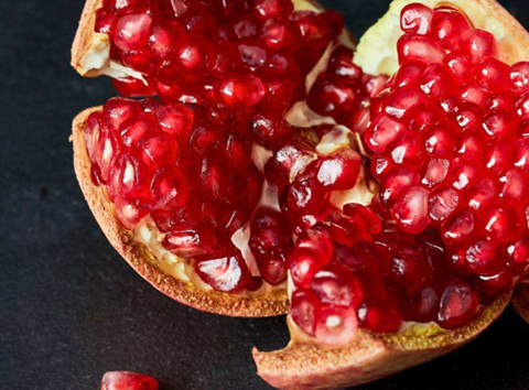 吃了30年石榴,才知道这个剥法太好用,不流汁不脏手,10秒钟剥好_方法