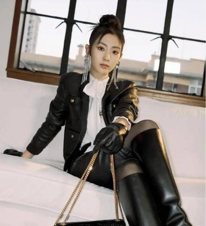 论穿衣只服邢菲,黑色丝袜搭配紧身皮短裤完美遮掩矮个子缺憾!