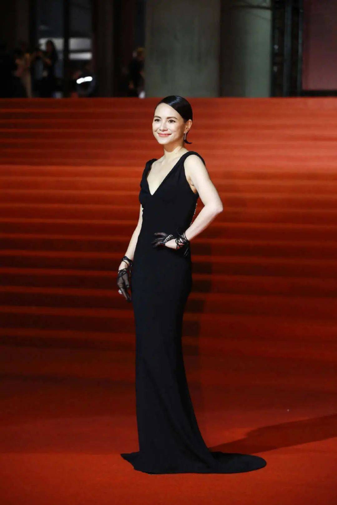 69岁林青霞 用松弛感完美诠释了,岁月从不败佳人_散发出_的力量_女神