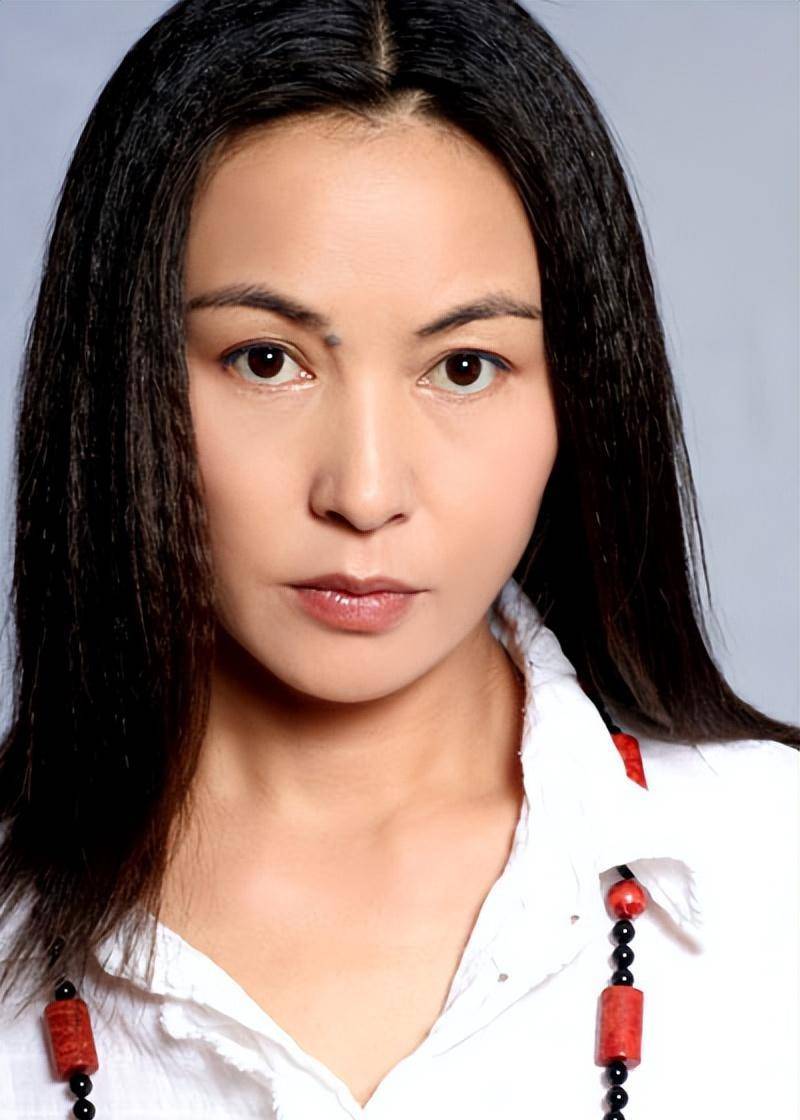 金鸡影后艾丽娅:成名后辞职做个体演员,丈夫也是知名男星_电影_车轮