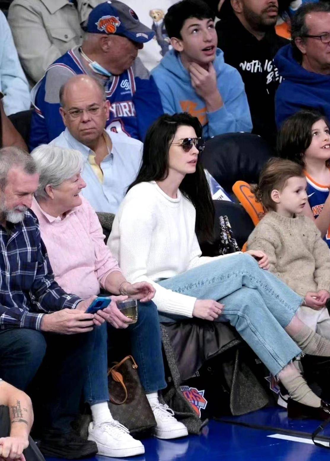 安妮海瑟薇全家看球赛!