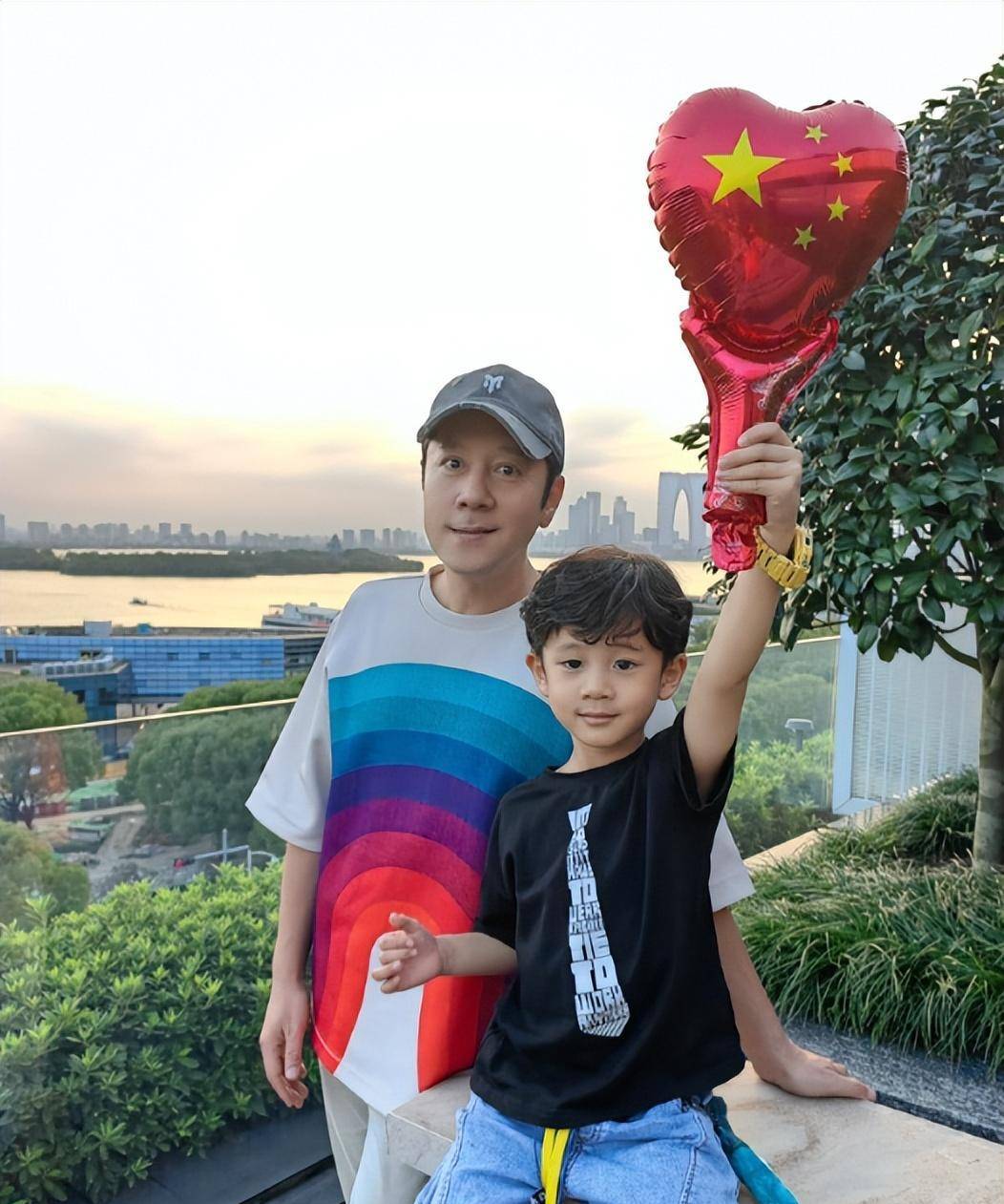 55岁蔡国庆晒父子玩雪照被疑有三胎,小宝宝自带微笑唇,颜值超高_儿子