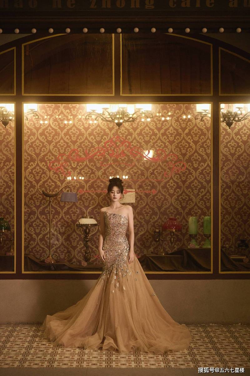 这样的白鹿,仿佛是从星空中走来的精灵,她的每一次出现都引发了大众的