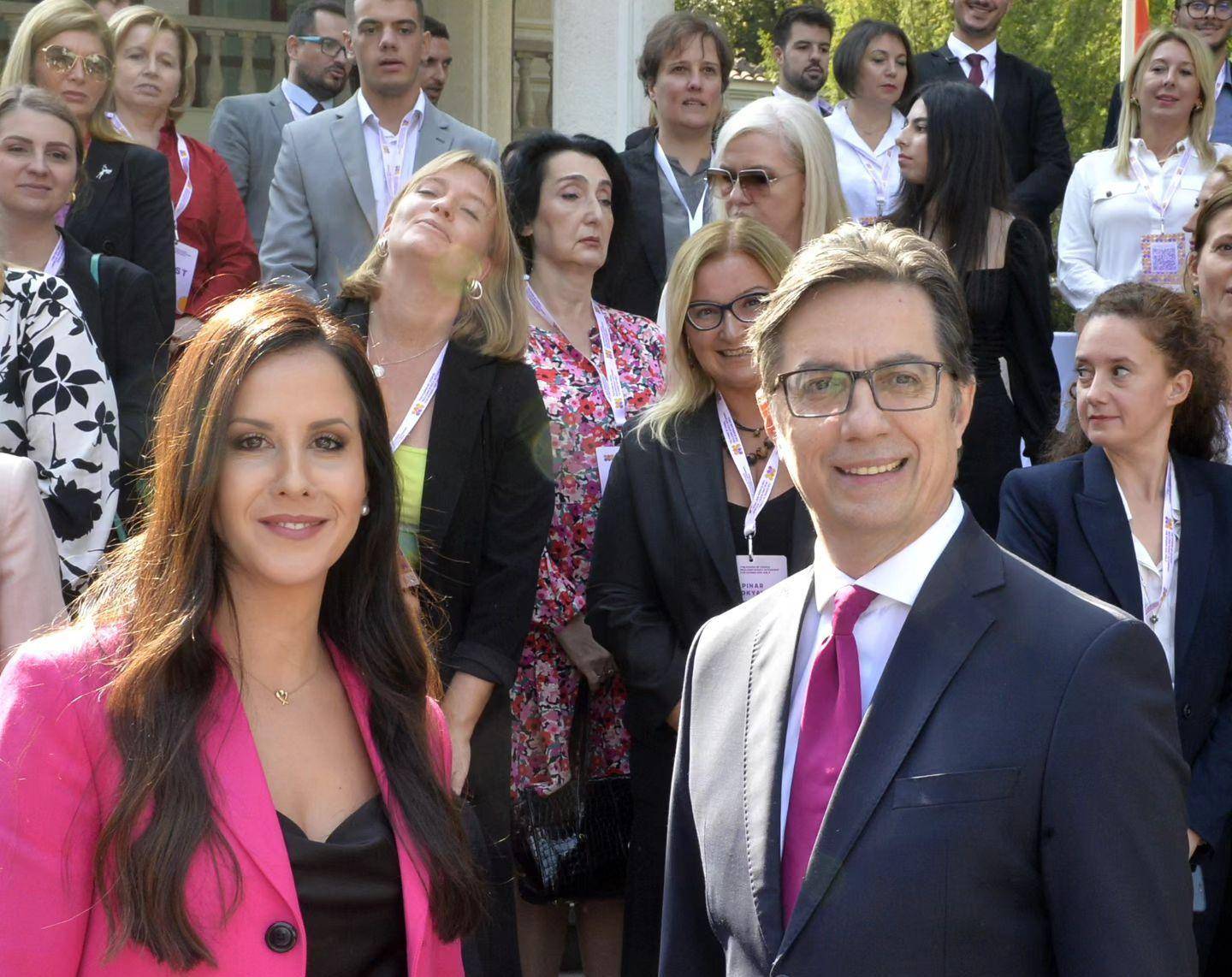 武契奇老婆出差穿吊带裙太美了!