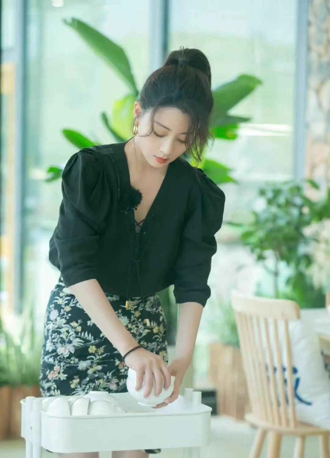 殷桃近照曝光,生图下颜值很高,腰臀比完美_衬衫_黑色_视觉